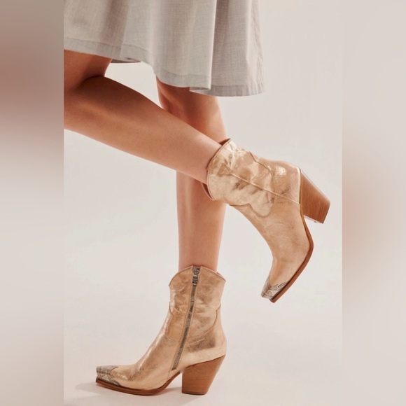 Free People Brayden Western Boots Champagne Metallic Pewter Tip 38 / 8 NWT Rare - Picture 2 of 14